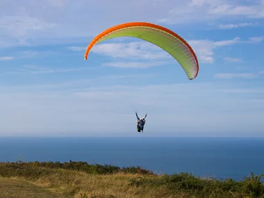 Emoción en el aire: vuelo en parapente