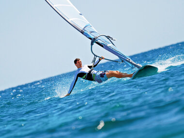 Aventura en el agua: curso de windsurf para dos