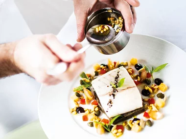 Dîner gourmand avec boisson à une table exquise en Bretagne