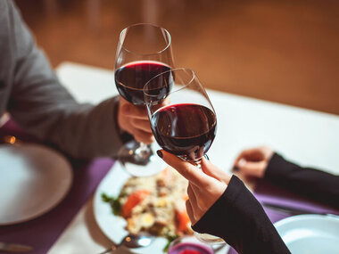 Cena con botella de vino para dos