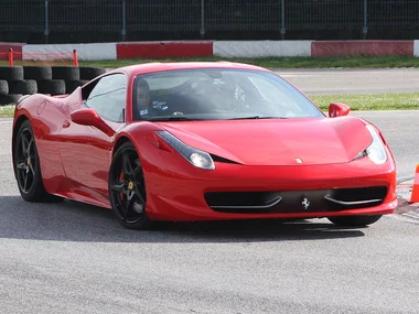 Al volante di un sogno: 3 giri al prezzo di 2 in Ferrari 458 Italia