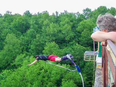 Saut à l'élastique de 45 mètres au viaduc Saint-Georges-le-Gaultier