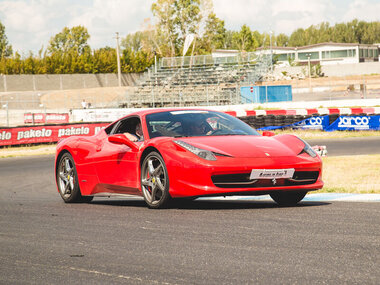 Mini GT: 2 giri in Ferrari 458 da copilota con video