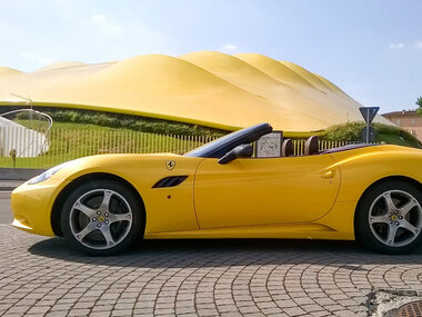 Guida una Ferrari California per 20 min a Maranello con video ricordo