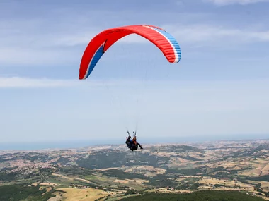 1 suggestivo volo in parapendio per 2 persone con video e foto ricordo in Abruzzo