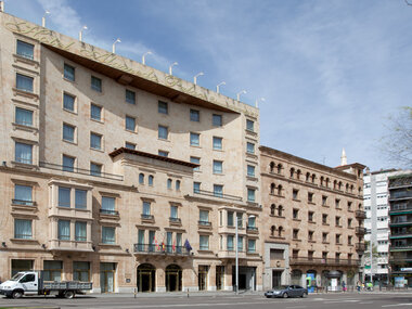 2 noches en el Hotel Alameda Palace 5* con desayuno, botella de vino y jamón ibérico