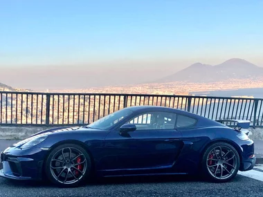 Porsche 718 Cayman GT4: test drive nella cornice unica di Napoli