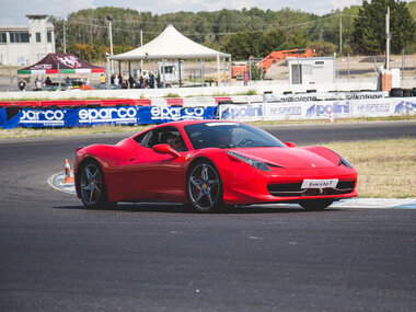 Guida su pista a Castelletto di Branduzzo: 1 giro su Ferrari 458 con video