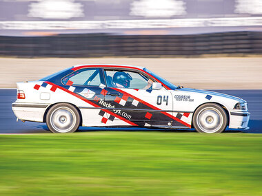 Circuitdag en 3 rondes meerijden in een BMW 325i bij Driving-Fun Spa-Francorchamps