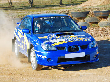 Stage pilotage rallye à couper le souffle sur circuit terre en Subaru Impreza WRX