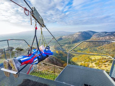 Inebrianti emozioni per 2: volo in zipline e visita alla cantina con degustazione di vini