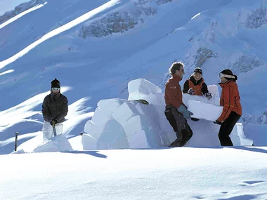 Construction d'un igloo au cœur des paysages enneigés d'Adelboden