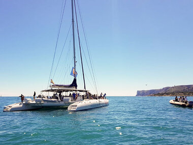 Aventura marina: paseo en catamarán, fondeo en cala y comida en pareja con Mundo Marino