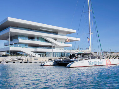 Ruta en catamarán con parada en cala y comida para 2 adultos y 1 niño