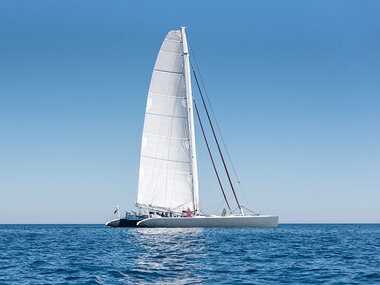 Catamarán en Valencia: travesía, fondeo en cala y paella para 2 adultos y 1 niño