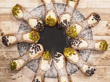 Sapori di Sicilia a domicilio: kit di 10 cannoli grandi con ricotta e guarnizione a scelta