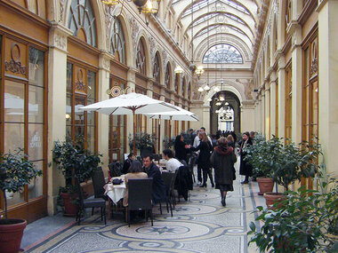 Visite privée guidée des passages couverts parisiens pour un groupe de curieux