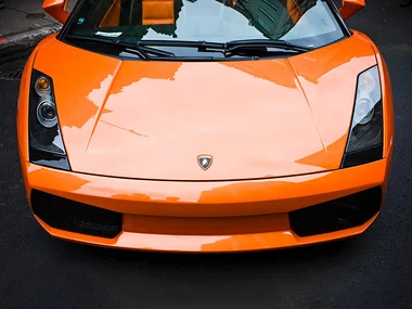 Sensationelles Fahrerlebnis: 30-minütige Fahrt in einem Lamborghini für 2 Personen