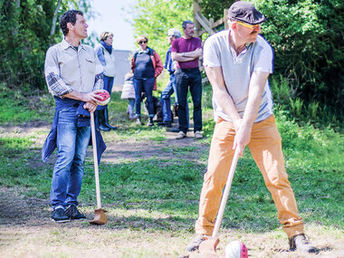 Partie de golf en famille ou entre amis au milieu des animaux