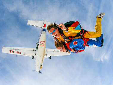 Parachutesprong voor 1 boven de Waddeneilanden