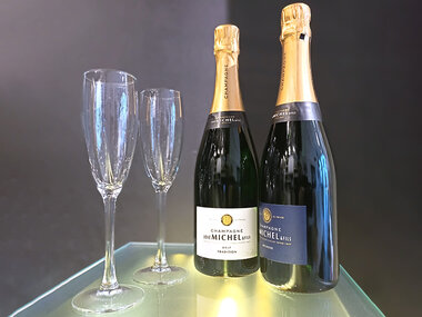 Bollicine a domicilio: 1 box contenete 2 bottiglie di Champagne e 2 flûte da degustazione