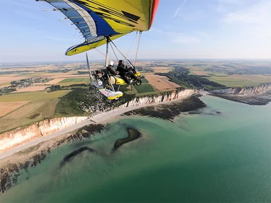 Vol en ULM au-dessus des falaises de la Côte d’Albâtre en Normandie