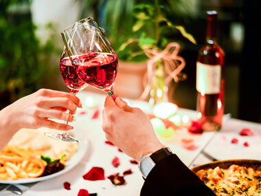 Cena romántica: 3 platos y botella de vino