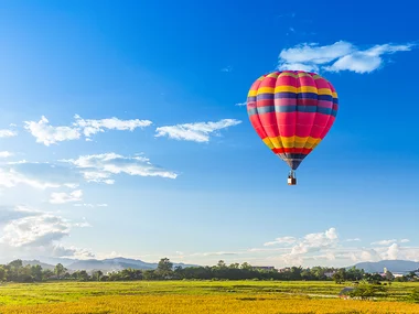 Magia tra le nuvole: esclusivo volo di gruppo in mongolfiera con colazione tipica inclusa