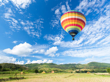 Fluttuando con gusto: esclusivo volo pomeridiano in mongolfiera di 1h con aperitivo per 2