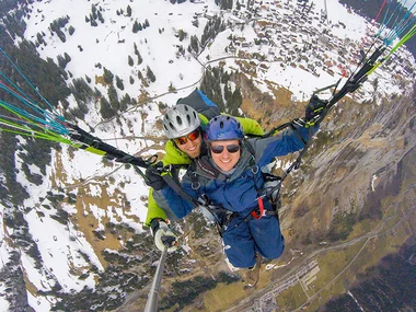 Dans le ciel de la Suisse : vol passionnant en parapente biplace