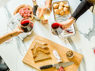Smartbox Atelier d'initiation à l'œnologie de 2h avec 2 bouteilles de vin,  carnet en liège et kit dégustation - Coffret Cadeau Gastronomie pas cher 