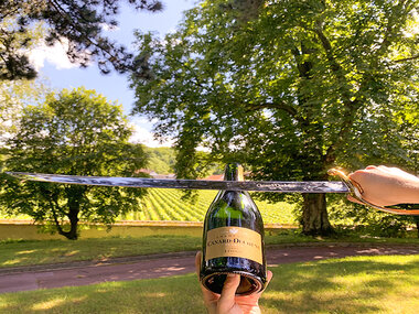 Initiation au sabrage, visite de caves et bouteille de champagne près de Reims