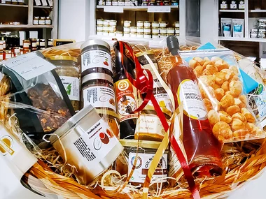 Chez nous, vous pouvez créer votre panier garni à déguster ou offrir ! -  Photo de Maison des Produits Régionaux-Les Vergers de la Passion,  Martinvast - Tripadvisor