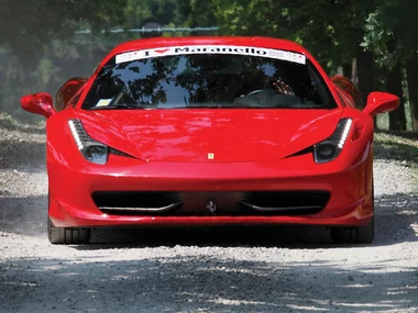 Aufregende Fahrt in einem Ferrari F458 Italia durch die Strassen von Maranello mit Erinnerungsvideo