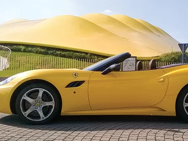 Adrenalina a Maranello: un giro alla guida di una Ferrari California con video ricordo