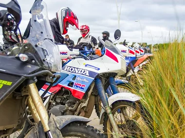 Journée de randonnée en moto avec équipement de pilote intégral et collations