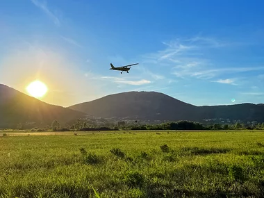 Emozioni in quota: un suggestivo volo con istruttore e battesimo dell’aria