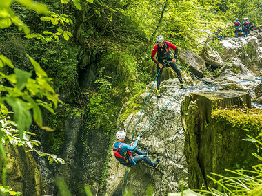 Discesa in canyoning con drink e trasferimento incluso vicino a Interlaken per 2 persone