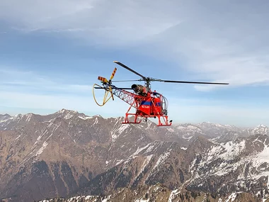 Panorama-Helikopterflug für 1 Std. 30 Min. von Lodrino zum Matterhorn für 4 Personen