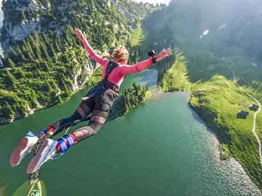 Adrenalinica esperienza di bungee jumping sul monte Stockhorn