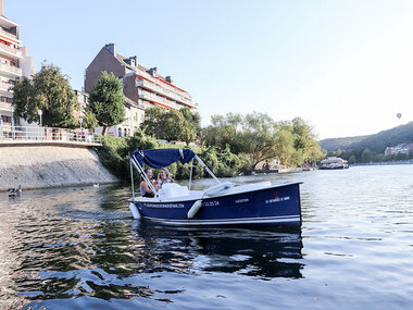 Promenade en bateau avec vin sur la Meuse pour 7 personnes