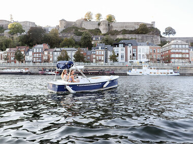 Promenade en bateau avec vin et boissons sans alcool sur la Meuse pour 7 personnes