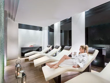 Accesso Spa di 3h, massaggio di 50min e aperitivo per 2 al 4* Superior Hotel Ambasciatori