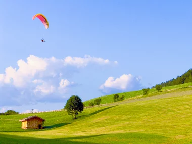 Voghera dall'alto: volo in parapendio biposto con briefing, attestato e foto ricordo