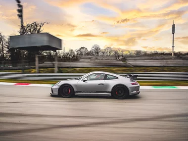 Guida Porsche 911 GT3: 2 giri su pista presso l'Autodromo del Mugello