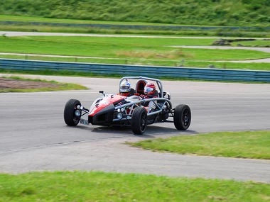 5 fullfartsvarv i en Ariel Atom på Mantorp Park