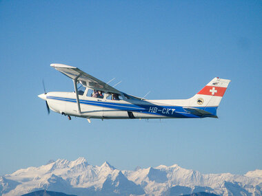 Vol panoramique en avion au-dessus des Alpes suisses