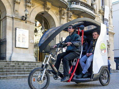 Visite insolite et gourmande de Lyon durant 2h à bord de vélos taxi en famille