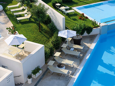 Tra saline e mulini a vento: 1 ingresso in piscina con apericena in resort 4* a Marsala