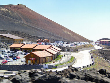 A spasso per l'Etna e Taormina: 1 tour con partenza da Catania e auto privata da 1 a 4 persone